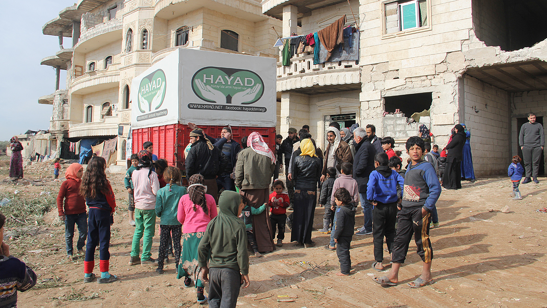 SURİYE’DE ZOR ŞARTLARDA YAŞAYAN AİLELERE SICAK YEMEK YARDIMI