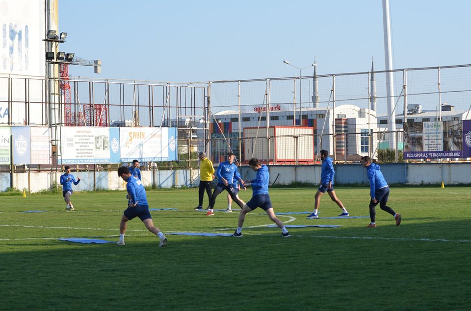 TUZLASPOR SAHAYA İNDİ ‘SOSYAL MESAFELİ’ ANTRENMANLARA BAŞLADI