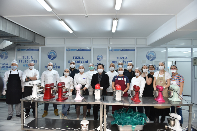 ÜNLÜ ŞEFLER, İHTİYAÇ SAHİBİ 65 YAŞ ÜSTÜ 3 BİN TUZLALI’YA BAYRAM TATLISI HAZIRLADI