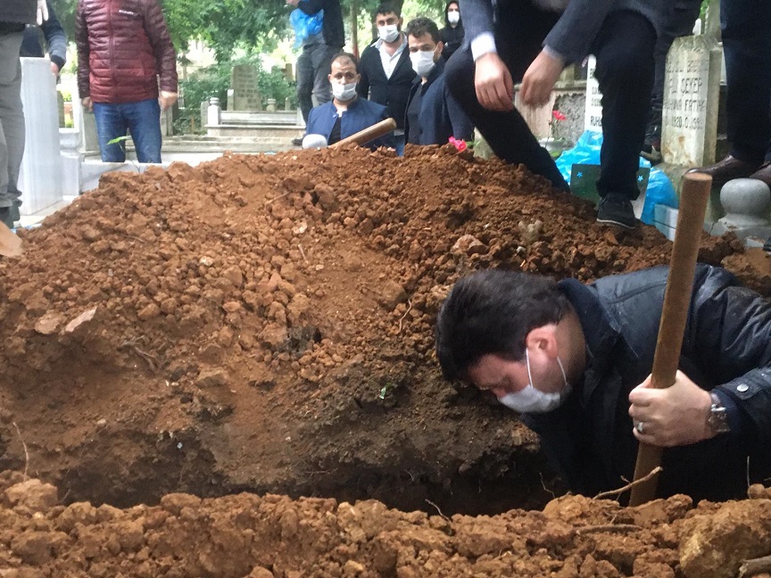 SİYASET VE İŞ DÜNYASI ADNAN KANITOĞLU’NU ANNESİNİN CENAZESİNDE YALNIZ BIRAKMADI