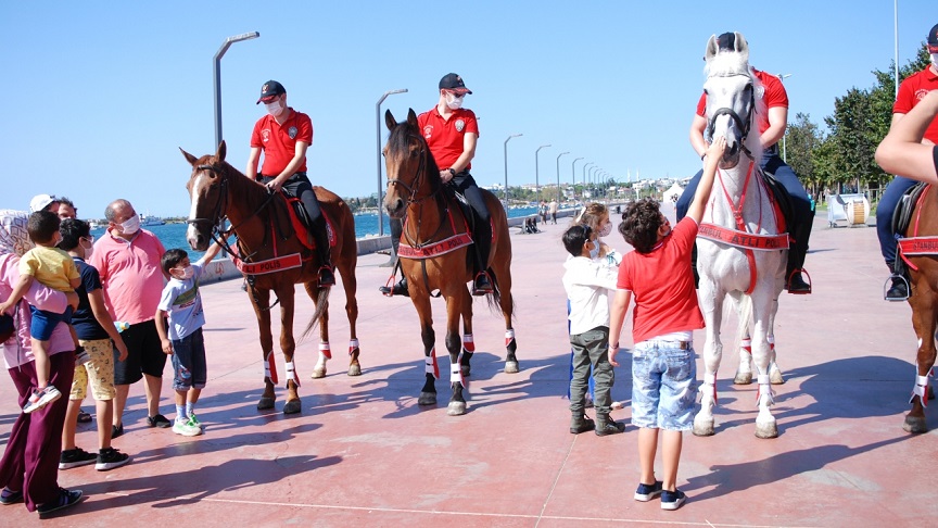 ATLI POLİSLER TUZLA SAHİLİ’NDE VATANDAŞLARI KORONAVİRÜSE KARŞI UYARDI