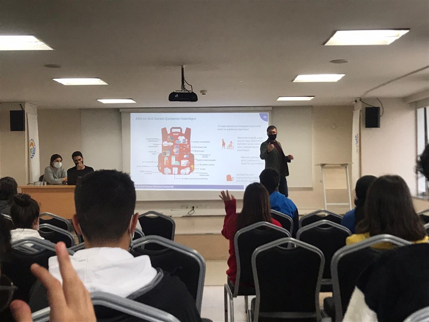 ÖĞRENCİLERE AFET ANINDA NELER YAPMALARI GEREKTİĞİ ANLATILDI