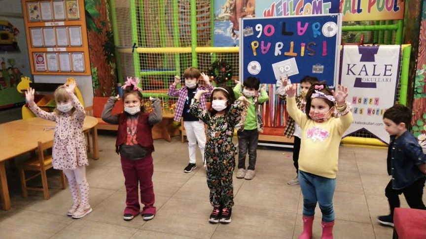 “KALE ANAOKULLARI KALDIĞI YERDEN EĞLENEREK ÖĞRENMEYE TÜM HIZIYLA DEVAM EDİYIOR“