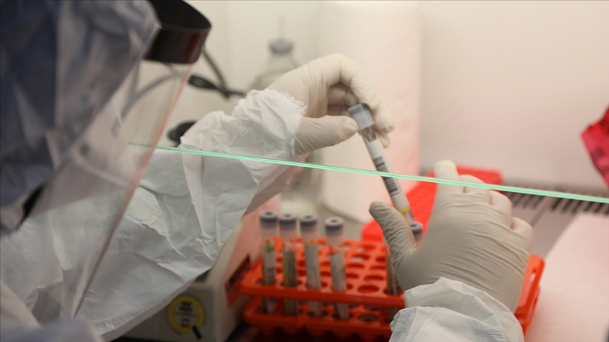 TÜRKİYE’DE SON 24 SAATTE 12 BİN 203 KİŞİNİN TESTİ POZİTİF ÇIKTI 212 KİŞİ HAYATINI KAYBETTİ