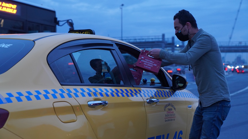 TUZLA BELEDİYESİ, İFTAR SAATİNDE YOLLARDA OLAN İSTANBULLULARI UNUTMADI