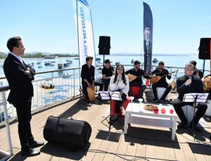 TUZLALI GENÇLER, ATATÜRK’ÜN SEVDİĞİ ŞARKILARI SÖYLEDİLER