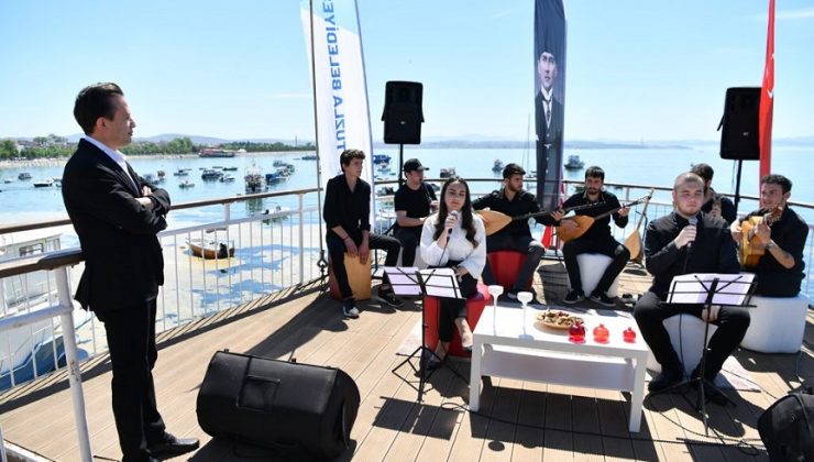 TUZLALI GENÇLER, ATATÜRK’ÜN SEVDİĞİ ŞARKILARI SÖYLEDİLER