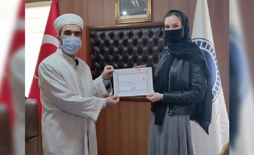 BELARUS UYRUKLU PSİKOLOG TUZLA’DA MÜSLÜMAN OLDU