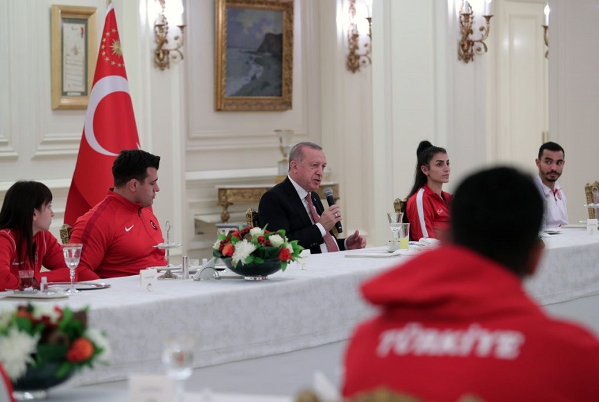 CUMHURBAŞKANI ERDOĞAN, AVRUPA VE DÜNYA ŞAMPİYONALARINDA MADALYA KAZANAN MİLLİ SPORCULARLA İFTAR YAPTI