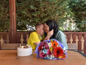 TUZLA’DA FENERBAHÇELİ ÖZEL ÇOCUĞA, BAŞKAN YAZICI’DAN ATKI VE PASTA SÜRPRİZİ