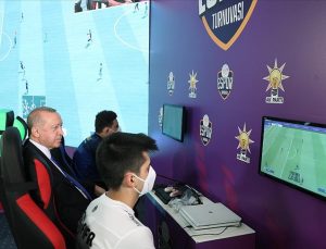 CUMHURBAŞKANI ERDOĞAN, AK PARTİ GENÇLİK KOLLARINCA DÜZENLENEN E-SPOR TURNUVASININ FİNAL MAÇINI İZLEDİ