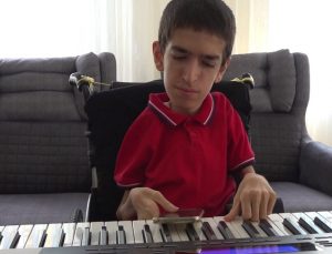 17 YAŞINDAKİ SMA HASTASI UMUT, HAYATA MÜZİK İLE TUTUNUYOR