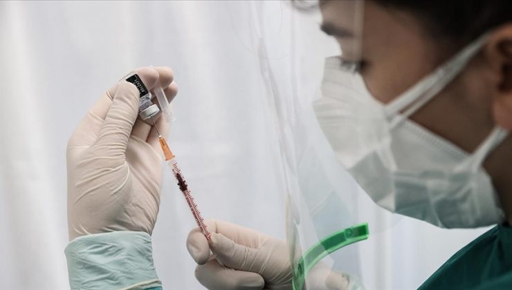 TÜRKİYE’DE SON 24 SAATTE 5 BİN 955 KİŞİNİN TESTİ POZİTİF ÇIKTI, REKOR SAYIDA AŞI YAPILDI