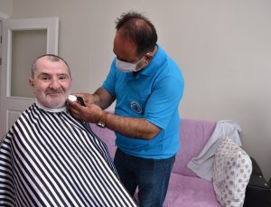 TUZLA’NIN BERBERİ, DEZAVANTAJLI VATANDAŞLARIN TIRAŞLARINI EVLERİNDE YAPMAYA BAŞLADI