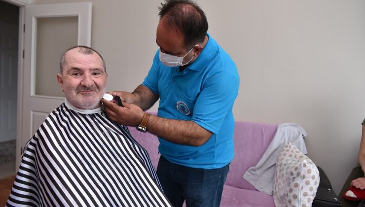 TUZLA’NIN BERBERİ, DEZAVANTAJLI VATANDAŞLARIN TIRAŞLARINI EVLERİNDE YAPMAYA BAŞLADI