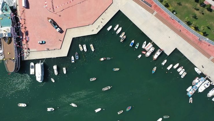 TUZLA’DA MÜSİLAJ TEMİZLEME ÇALIŞMALARI SONUÇ VERDİ, DENİZ ESKİ RENGİNE DÖNDÜ