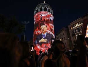 GALATA KULESİ İLE AYASOFYA-İ KEBİR CAMİ-İ ŞERİFİ 15 TEMMUZ’A ÖZEL GÖRSELLERLE IŞIKLANDIRILDI