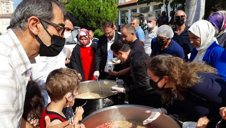 AK PARTİ AŞURE’NİN BEREKETİNİ TUZLA’DA VATANDAŞLA PAYLAŞTI