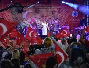 TUZLA’DA 30 AĞUSTOS ZAFER BAYRAMI COŞKUSU ASLI HÜNEL İLE YAŞANDI