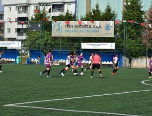 TUZLA’DA 30 AĞUSTOS ZAFER BAYRAMI’NA ÖZEL KADINLAR FUTBOL TURNUVASI DÜZENLENDİ