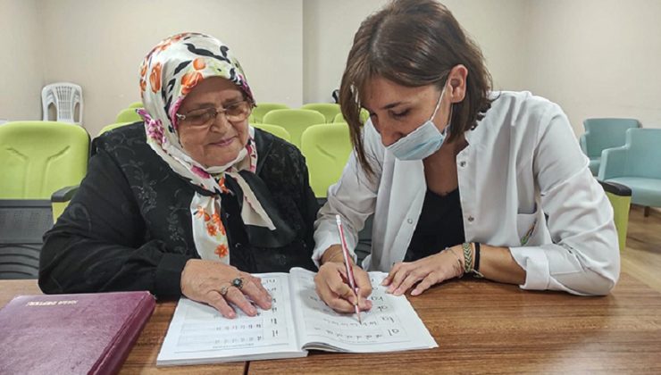 TUZLA BELEDİYESİ YAŞLILAR MERKEZİNDE 71 YAŞINDA OKUMA YAZMA ÖĞRENDİ HAYATINI KALEME ALDI