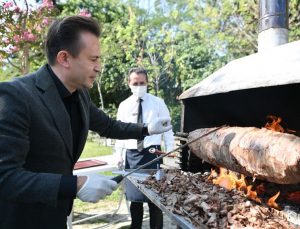 BAŞKAN YAZICI, ÖZEL ÇOCUKLARA KENDİ ELLERİYLE CAĞ KEBABI İKRAM ETTİ