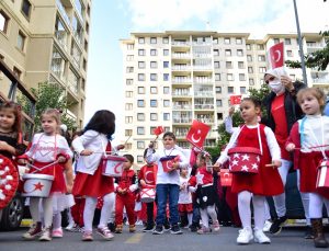 TUZLA’DA 3-6 YAŞ ÇOCUKLAR’DAN BANDOLU CUMHURİYET BAYRAMI KORTEJİ