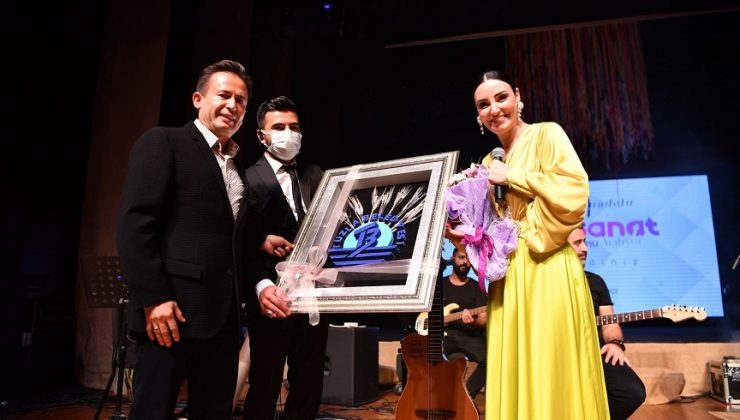 TUZLA BELEDİYESİ 2021-2022 KÜLTÜR SANAT SEZONU DOKUNANLAR SERGİSİ VE SEVCAN ORHAN KONSERİ İLE AÇILDI