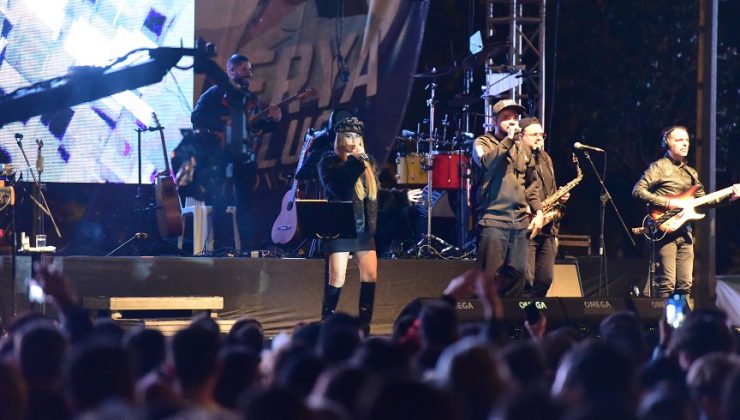 TUZLA’DA YAZA VEDA KONSERİ’NDE DERYA ULUĞ SAHNE ALDI