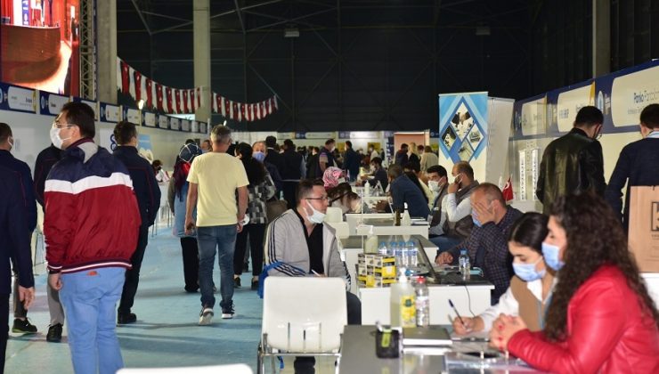 TUZLA İSTİHDAM FUARI’NIN İLK GÜNÜNDE 2 BİN 700 VATANDAŞ İŞ BAŞVURUSUNDA BULUNDU