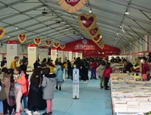 TUZLA’DA 4’ÜNCÜ KİTAP FUARI KAPILARINI AÇTI