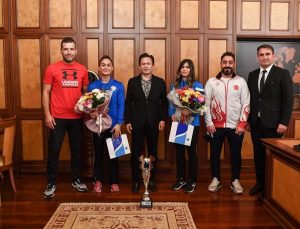 HEM KORONAVİRÜS İLE HEM DE RAKİPLERİ İLE SAVAŞAN HEMŞİRE DUYGU TURAN, KİCK BOKS’TA DÜNYA ŞAMPİYONU OLDU