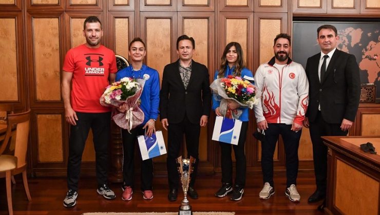 HEM KORONAVİRÜS İLE HEM DE RAKİPLERİ İLE SAVAŞAN HEMŞİRE DUYGU TURAN, KİCK BOKS’TA DÜNYA ŞAMPİYONU OLDU