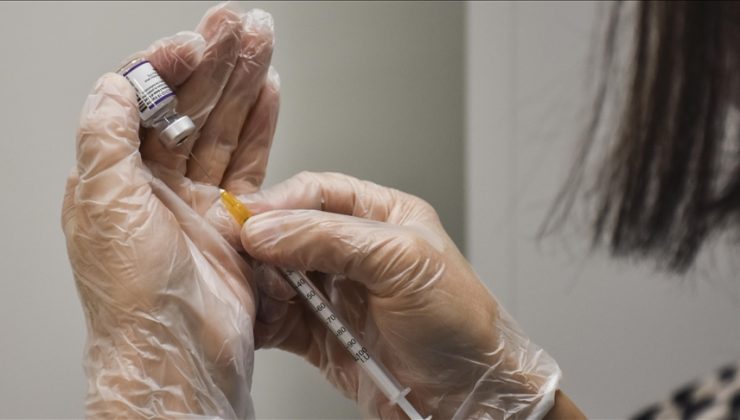 SAĞLIK BAKANI FAHRETTİN KOCA: 18 YAŞ VE ÜZERİ TÜM VATANDAŞLARIMIZ YARINDAN İTİBAREN HATIRLATMA DOZU AŞILARINI OLABİLİR