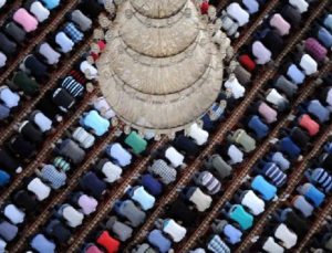 CAMİLERDE SAFLAR SIKLAŞIYOR