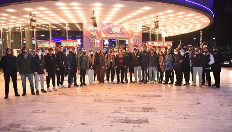 BAŞKAN YAZICI, GENÇLERLE BİRLİKTE İZLEDİĞİ MATRİX FİLMİNİ YORUMLADI