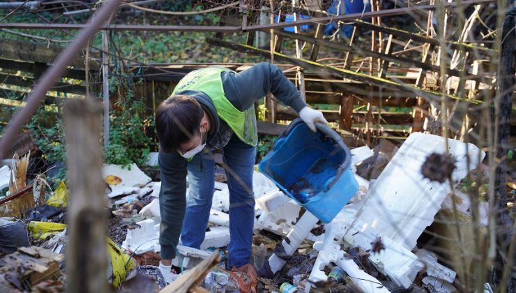 6 AY ÖNCE 16 TON ÇÖP TOPLAYARAK EVİNE YIĞMIŞTI, BU SEFER 12 TON TOPLADI