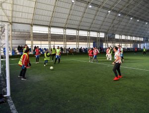 TUZLA’NIN ÖZEL ÇOCUKLARI, BAŞKAN YAZICI İLE BİRLİKTE HALI SAHA MAÇI YAPTI