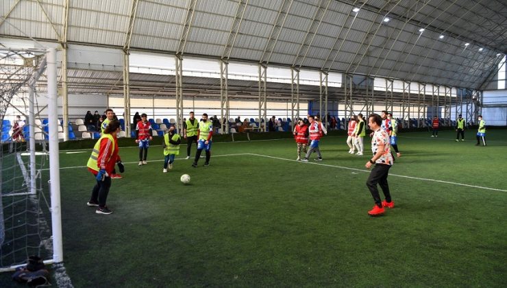TUZLA’NIN ÖZEL ÇOCUKLARI, BAŞKAN YAZICI İLE BİRLİKTE HALI SAHA MAÇI YAPTI