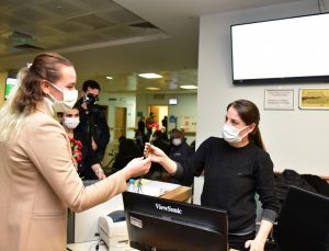 TUZLA BELEDİYESİ’NDEN TIBBİ SEKRETERLERE ÇİÇEK SÜRPRİZİ