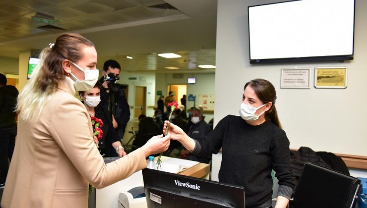 TUZLA BELEDİYESİ’NDEN TIBBİ SEKRETERLERE ÇİÇEK SÜRPRİZİ