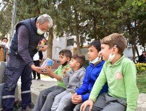 TUZLALI ÇOCUKLARDAN YÜREKLERİ ISITAN GÖRÜNTÜ