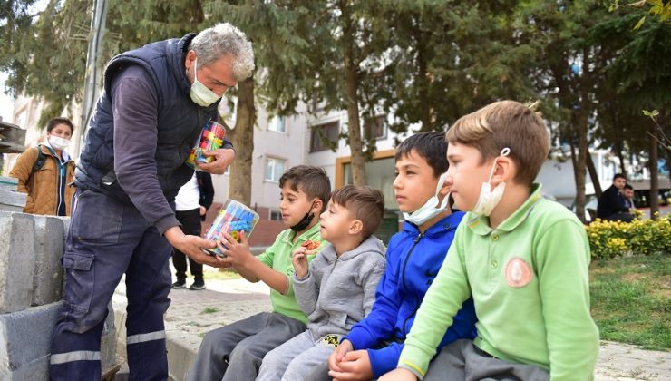 TUZLALI ÇOCUKLARDAN YÜREKLERİ ISITAN GÖRÜNTÜ