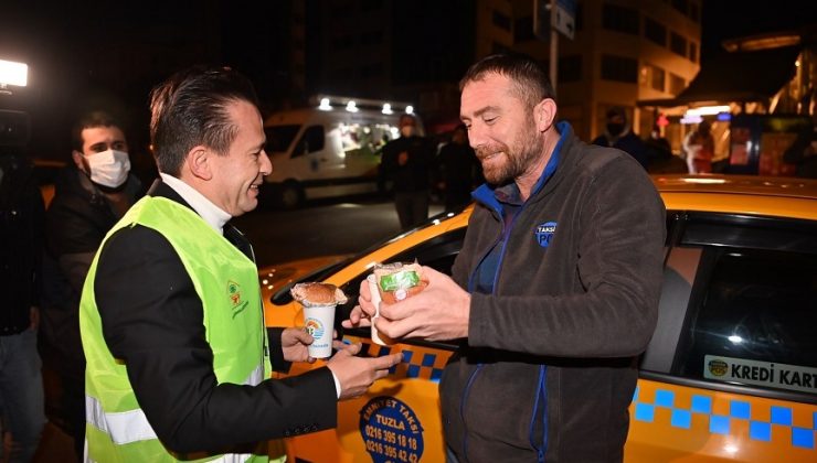 TUZLA’DA İYİLİK DAĞITAN KADINLAR, BU SEFER ÇORBA DAĞITTI