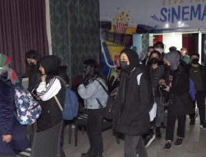 TUZLA’DA ŞEHİT VE GAZİ AİLELERİ KESİŞME: İYİ Kİ VARSIN EREN FİLMİNİ İZLEDİ