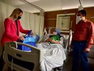 TUZLA’DA 2022’NİN İLK BEBEK VE ANNELERİNE BAŞKAN YAZICI’DAN HEDİYE