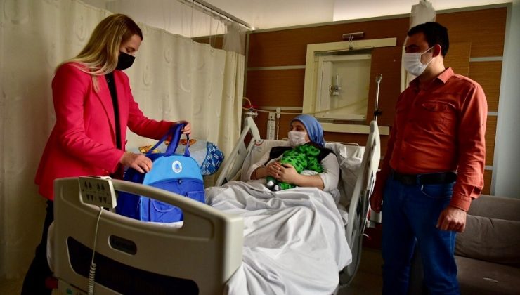 TUZLA’DA 2022’NİN İLK BEBEK VE ANNELERİNE BAŞKAN YAZICI’DAN HEDİYE