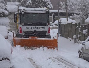 TUZLA BELEDİYESİ KAR TEMİZLEME ÇALIŞMALARINI ARALIKSIZ SÜRDÜRÜYOR