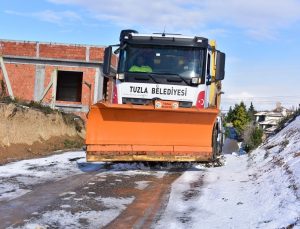 TUZLA BELEDİYESİ EKİPLERİ, KARLA MÜCADELE ÇALIŞMALARINI ARALIKSIZ SÜRDÜRÜYOR