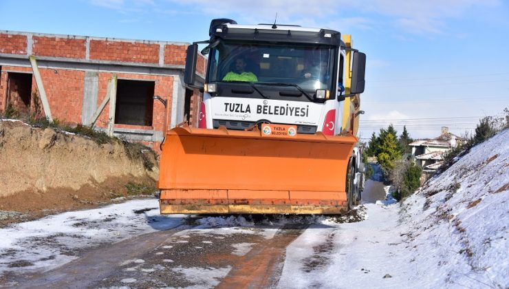 TUZLA BELEDİYESİ EKİPLERİ, KARLA MÜCADELE ÇALIŞMALARINI ARALIKSIZ SÜRDÜRÜYOR